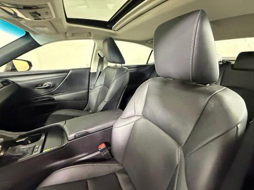 Eminent White Pearl 2023 Lexus ES 300h Base