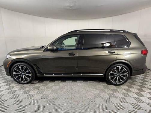 Manhattan Green Metallic 2022 BMW X7 xDrive40i