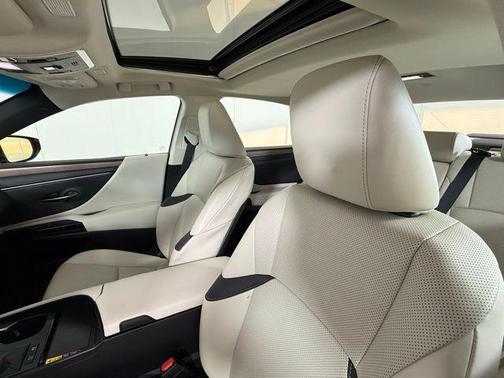 2025 Lexus ES 300h Base