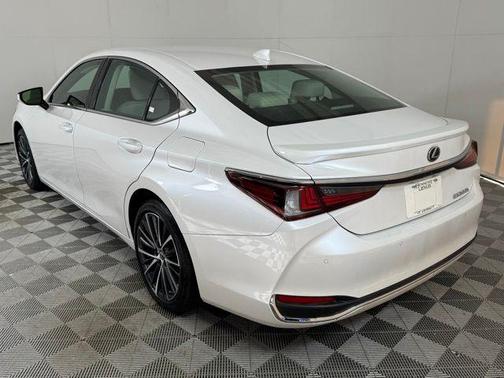 2025 Lexus ES 300h Base