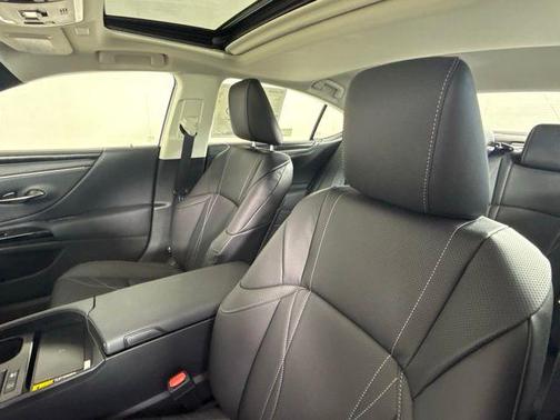 2025 Lexus ES 300h Luxury