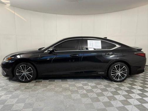 2022 Lexus ES 300h Base