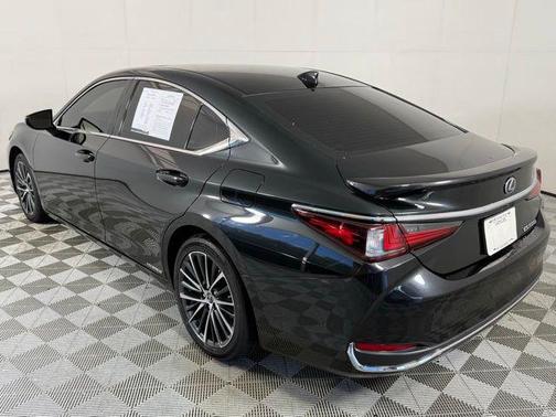 2022 Lexus ES 300h Base