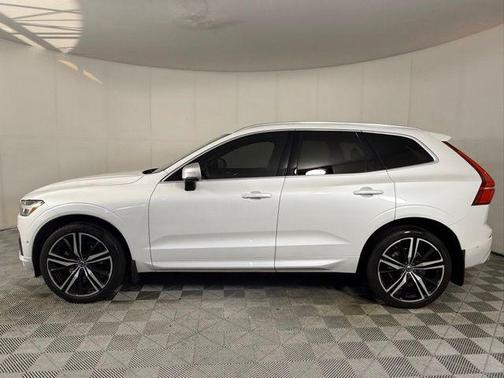 Crystal White Pearl 2019 Volvo XC60 T5 R-Design
