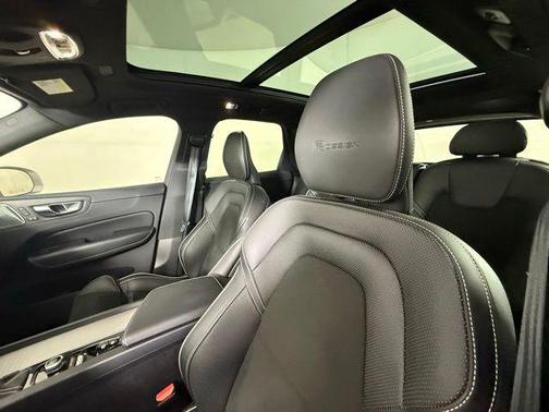 Crystal White Pearl 2019 Volvo XC60 T5 R-Design