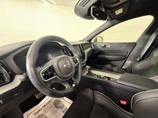 Crystal White Pearl 2019 Volvo XC60 T5 R-Design