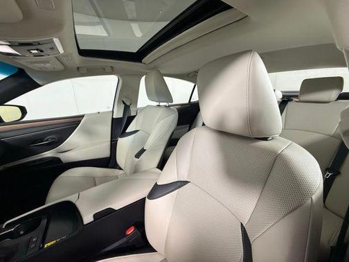 2025 Lexus ES 300h Base