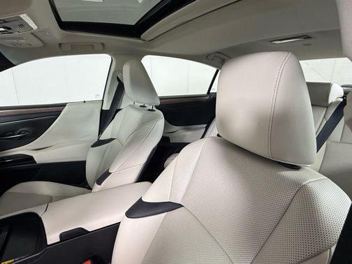 2025 Lexus ES 300h Base