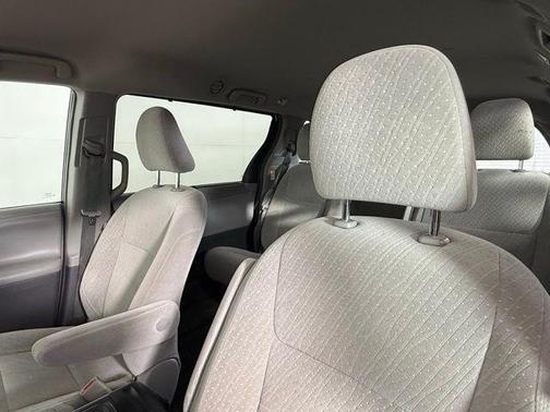 2018 Toyota Sienna LE