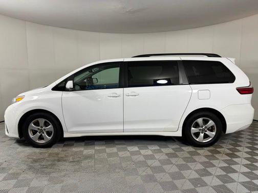 2018 Toyota Sienna LE