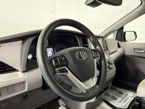 2018 Toyota Sienna LE