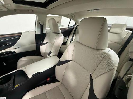 2025 Lexus ES 300h Base