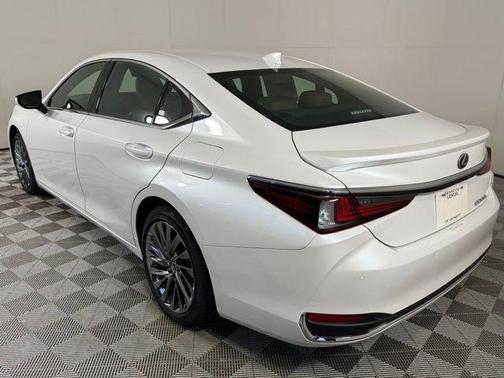 2025 Lexus ES 300h Ultra Luxury