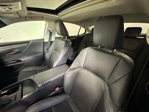 2023 Lexus ES 300h Base