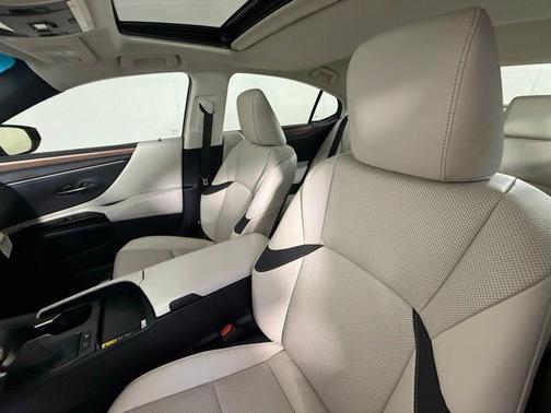 2025 Lexus ES 300h Base