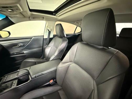 2022 Lexus ES 300h Base
