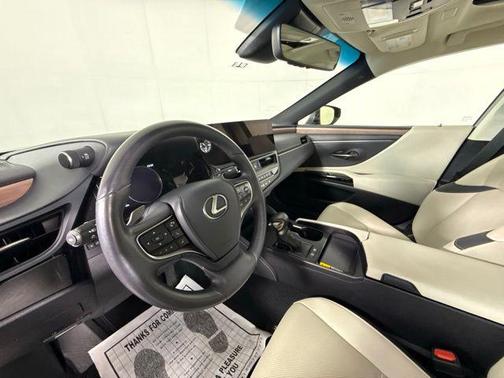 2025 Lexus ES 300h Base