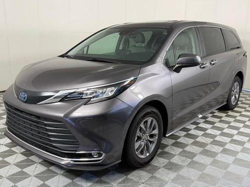 2023 Toyota Sienna XLE 8 Passenger