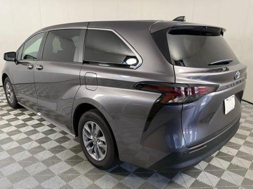 2023 Toyota Sienna XLE 8 Passenger