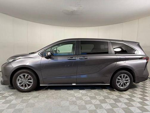 2023 Toyota Sienna XLE 8 Passenger