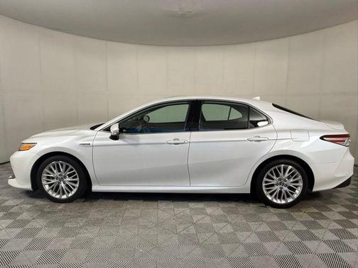 Wind Chill Pearl 2019 Toyota Camry Hybrid XLE