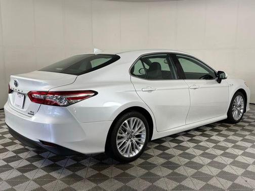 Wind Chill Pearl 2019 Toyota Camry Hybrid XLE