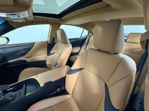 2025 Lexus ES 300h Base