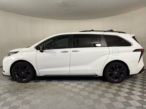 2022 Toyota Sienna XSE 7 Passenger
