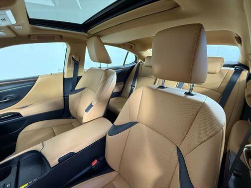 2025 Lexus ES 300h Base
