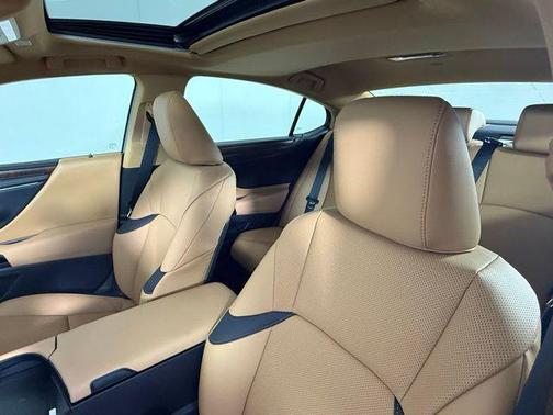 2025 Lexus ES 300h Base