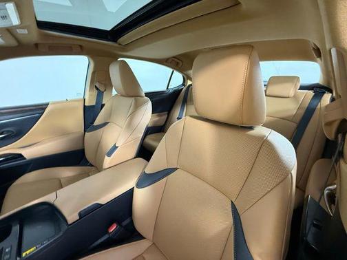 2025 Lexus ES 300h Base