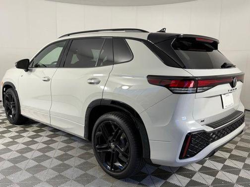 2025 Volkswagen Tiguan 2.0T SE R-Line Black