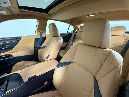 2025 Lexus ES 300h Base