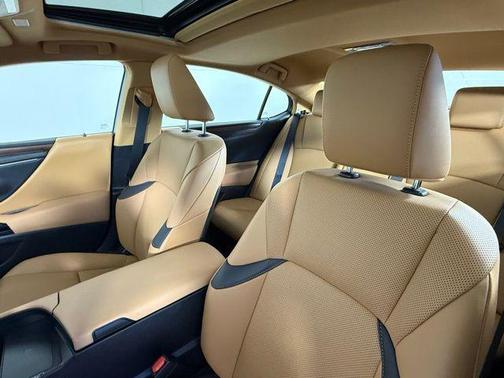 2025 Lexus ES 300h Base