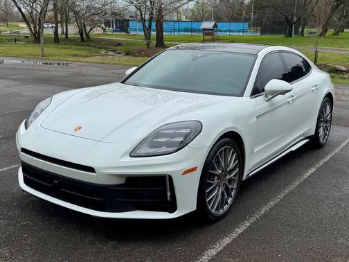 2025 Porsche Panamera PREMIUM PKG W/21 EXCLUSIVE WHEELS, SPORT EXHAUST SYSTEM + HEAD UP DISPLAY