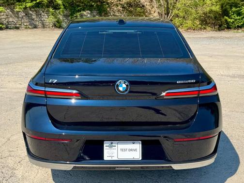 Carbon Black Metallic 2025 BMW i7 eDrive50