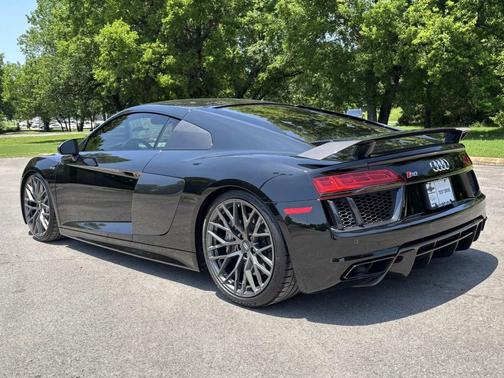 Mythos Black Metallic 2017 Audi R8 5.2 V10 plus