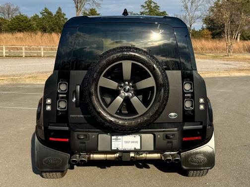 2023 Land Rover Defender 110 V8
