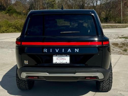 2023 Rivian R1S Adventure