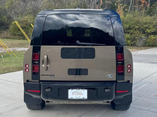 2023 Land Rover Defender 130 X-Dynamic SE