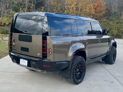 2023 Land Rover Defender 130 X-Dynamic SE