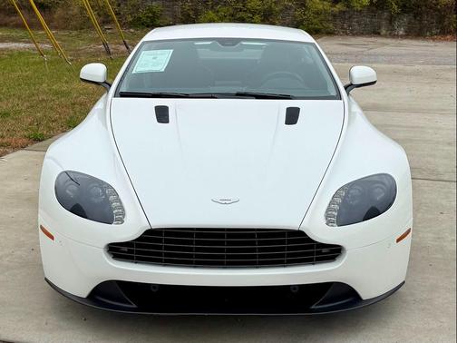 Speedway White 2015 Aston Martin V8 Vantage Base
