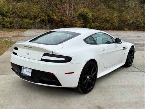 Speedway White 2015 Aston Martin V8 Vantage Base