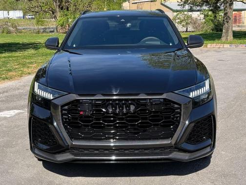 Mythos Black Metallic 2023 Audi RS Q8 4.0T
