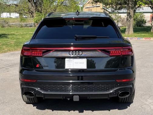 Mythos Black Metallic 2023 Audi RS Q8 4.0T