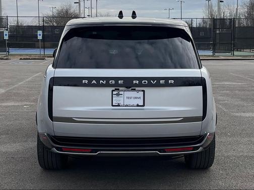 2025 Land Rover Range Rover P400 SE