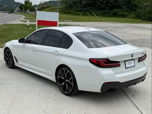 Alpine White 2022 BMW 530 i