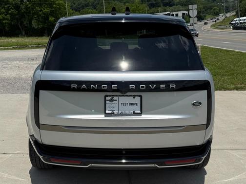 Hakuba Silver Metallic 2023 Land Rover Range Rover P400 SE
