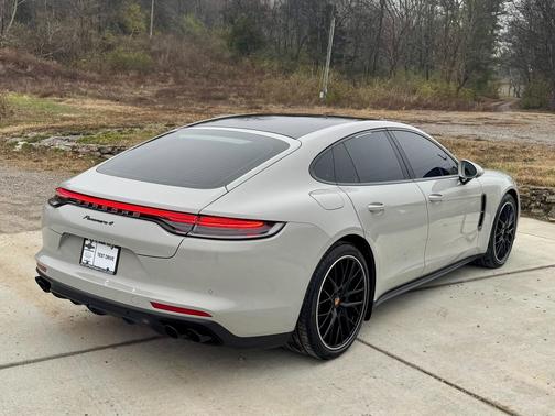 2023 Porsche Panamera 4 Platinum Edition