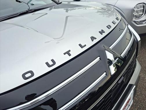 2025 Mitsubishi Outlander ES